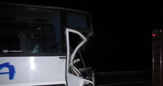 15 osób trafiło do szpitala po wypadku autokaru i ciężarówki na autostradowej obwodnicy Krakowa, między węzłem Sidzina a Tynieckim. Autobusem podróżowało 29 osób. Większość to gimnazjaliści. Wszyscy wracali z wycieczki z Zakopanego.