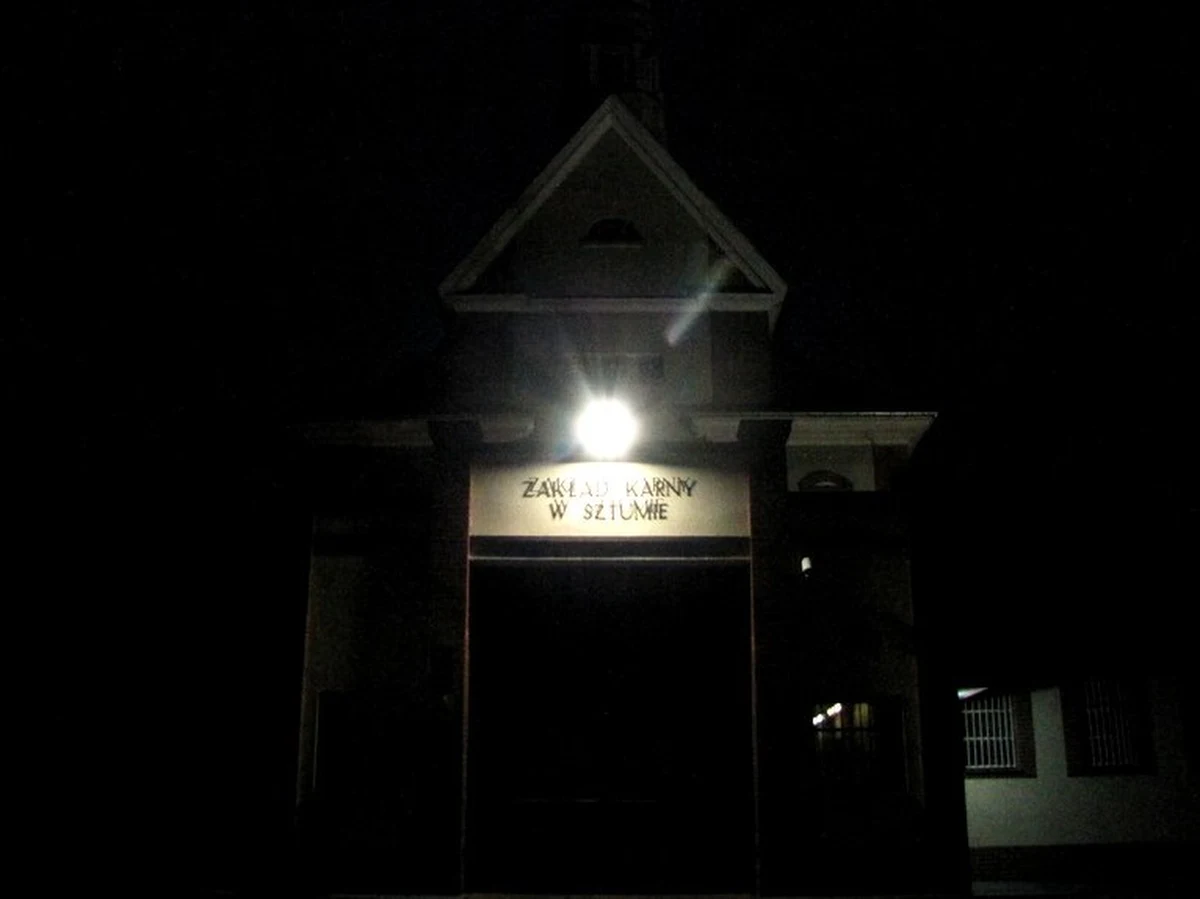 Dyrektor Zakładu Karnego w Sztumie Andrzej G. zabił więźnia. Do tragedii doszło w celi osadzonego. Dyrektor został zatrzymany, a w więzieniu wzmocniono ochronę. Na miejsce przyjechał specjalny zespół Służby Więziennej z Warszawy.