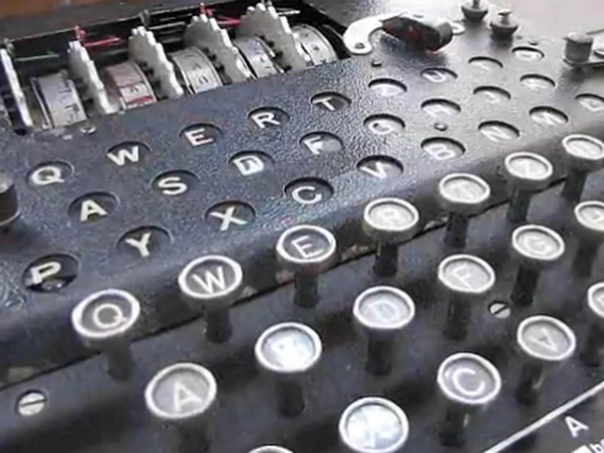 Do Muzeum II Wojny Światowej w Gdańsku, które ma zostać otwarte w 2014 roku, trafiła Enigma - słynna maszyna szyfrująca, używana przez Niemców. Różni się jednak od tej, którą można zobaczyć chociażby w Muzeum Wojska Polskiego. Historycy tłumaczą, że to mało znany egzemplarz, mający aż 5 wirników, czyli specjalnych cylindrów ze znakami graficznymi.