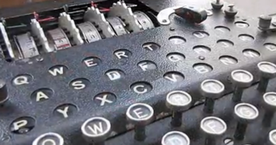 Do Muzeum II Wojny Światowej w Gdańsku, które ma zostać otwarte w 2014 roku, trafiła Enigma - słynna maszyna szyfrująca, używana przez Niemców. Różni się jednak od tej, którą można zobaczyć chociażby w Muzeum Wojska Polskiego. Historycy tłumaczą, że to mało znany egzemplarz, mający aż 5 wirników, czyli specjalnych cylindrów ze znakami graficznymi.