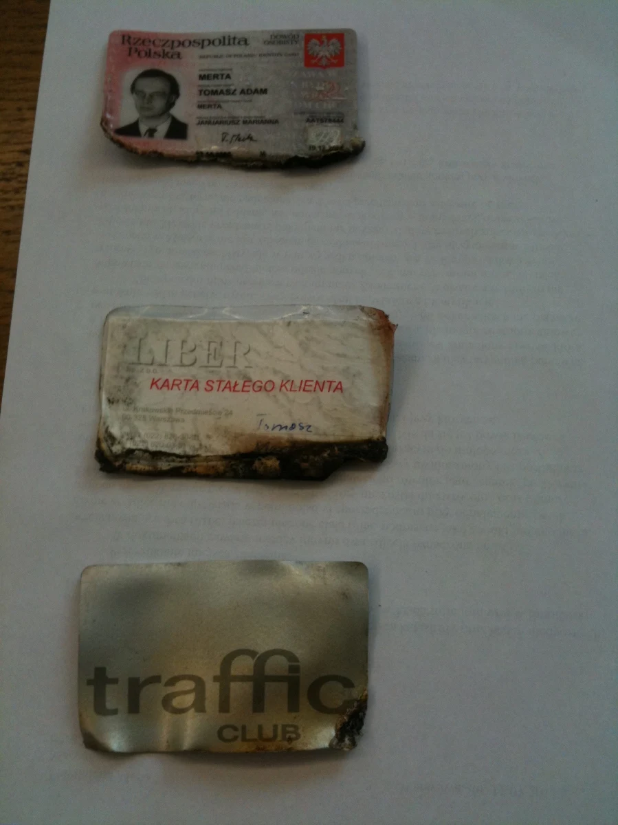 Wyjaśniła się tajemnica nadpalenia dowodu Tomasza Merty. Jak ustalili reporterzy śledczy RMF FM, dokument wraz z innymi pamiątkami po ofiarach Smoleńska został nadpalony w MSZ-cie.