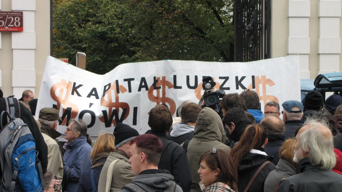 Kilkaset osób, głównie licealistów i studentów, przeszło w sobotę ulicami Warszawy w "Marszu Oburzonych", zorganizowanym przez "Porozumienie 15 października". Protestujący domagali się m.in. "ulepszenia demokracji" i zachęcali do debaty nad problemami Polski i świata.