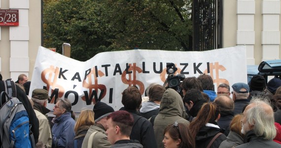 Kilkaset osób, głównie licealistów i studentów, przeszło w sobotę ulicami Warszawy w "Marszu Oburzonych", zorganizowanym przez "Porozumienie 15 października". Protestujący domagali się m.in. "ulepszenia demokracji" i zachęcali do debaty nad problemami Polski i świata.
