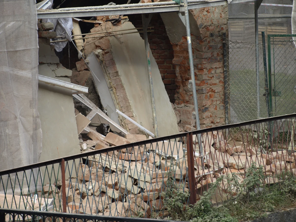 Prawdopodobnie w poniedziałek w zawalonej kamienicy w Nowej Rudzie na Dolnym Śląsku pojawią się eksperci budowlani. Ocenią, czy ewakuowani z budynku mieszkańcy będą mogli wrócić do swoich domów. W sobotę nad ranem z trzypiętrowego budynku odpadła ściana zewnętrzna i zawalił się strop między mieszkaniami na parterze i pierwszym piętrze. Inspektor budowlany wydał zakaz wchodzenia do budynku.