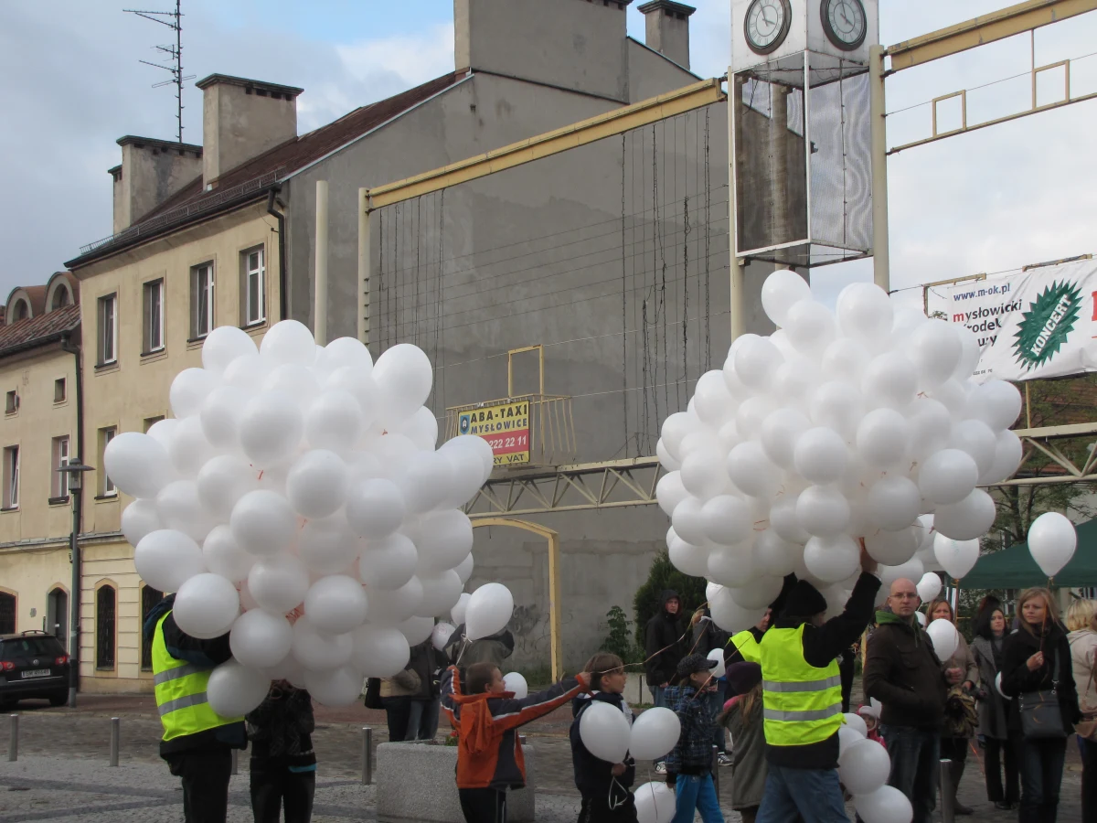W Krakowie i Mysłowicach tysiące balonów z imionami zmarłych dzieci wzbiły się w niebo. W ten sposób symbolicznie uczczony został Światowy Dzień Dziecka Utraconego.Co roku w Polsce w wyniku poronień i zgonów umiera ok. 50 tys. dzieci.
