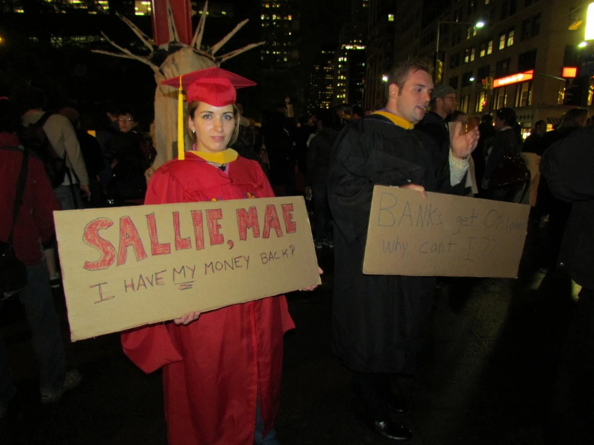 Firmy w Stanach Zjednoczonych wolą oszczędzać niż zatrudniać, wiele miejsc pracy przeniesiono za granicę, nowe technologie zlikwidowały niektóre rodzaje pracy na stałe. Nawet, gdy gospodarka przyśpieszy, pozostanie wysokie bezrobocie - alarmuje "Wall Street Journal".

