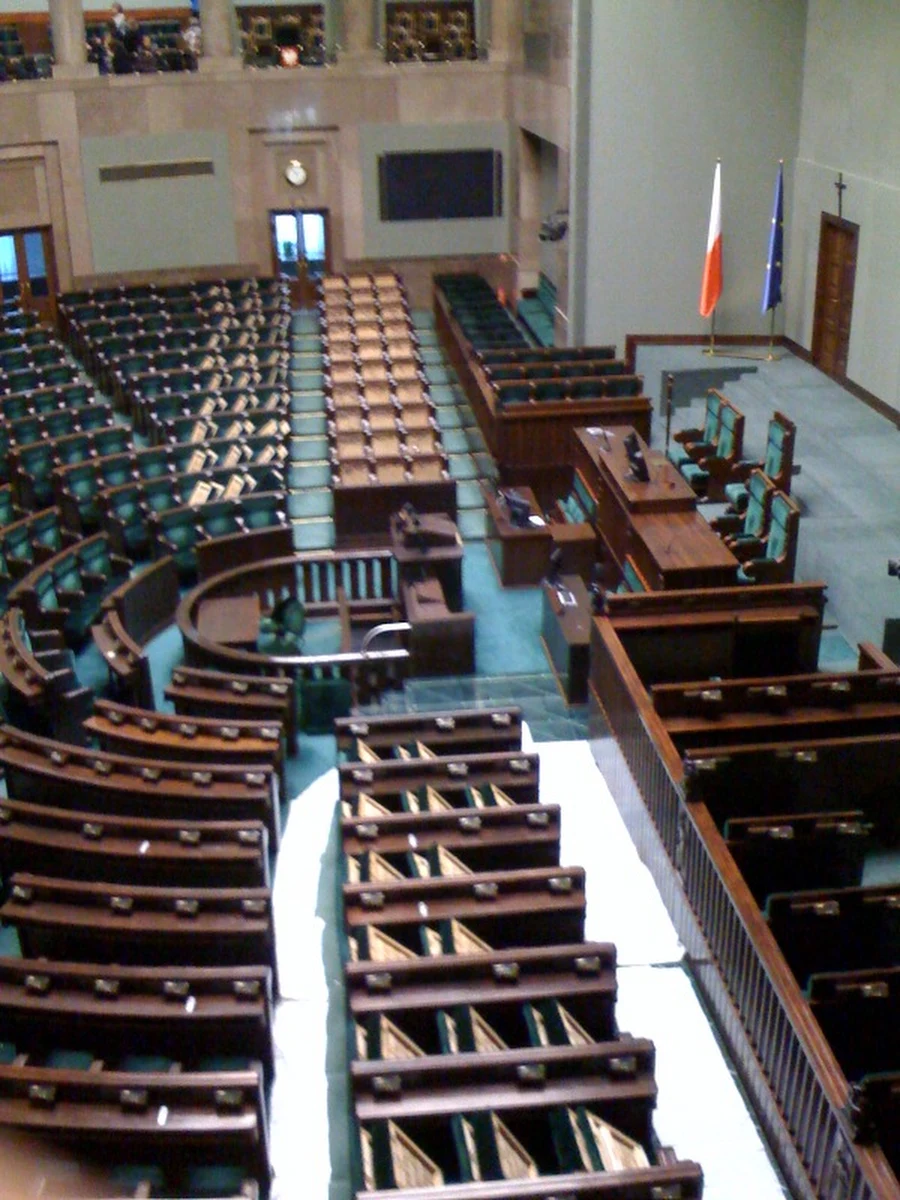 Ekipy remontowe przygotowują gmach dla nowych posłów. W pracy politycy pojawią się dopiero 8 listopada, jednak w przyszłym tygodniu tych, którzy pierwszy raz zasiądą w sejmowych ławach czeka szkolenie.