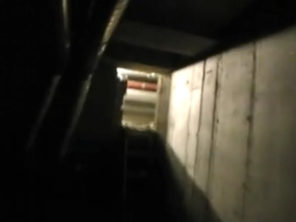 Otwarte włazy odkryli nasi słuchacze w trakcie towarzyskiego meczu budowlańców Polska - Ukraina, który odbywał się w sobotę na PGE Arena. Jak twierdzą, nikt nie zareagował, kiedy się nimi zainteresowali. Dwa dni później wróciliśmy w to miejsce. Otworzyliśmy właz, zwiedziliśmy tunel. Na reakcję ochrony czekaliśmy około 30 minut. Bezskutecznie. Zarządzający stadionem zareagowali po tym, jak pokazaliśmy im nagranie.