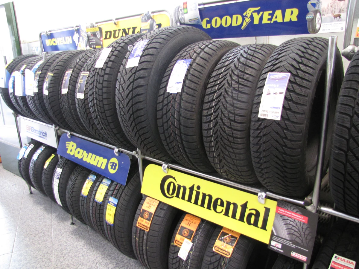 Przed sezonem zimowym podrożały opony. To efekt wysokiego kursu euro. Za "zimówki" zapłacimy o około 10-20 procent więcej niż w zeszłym roku.