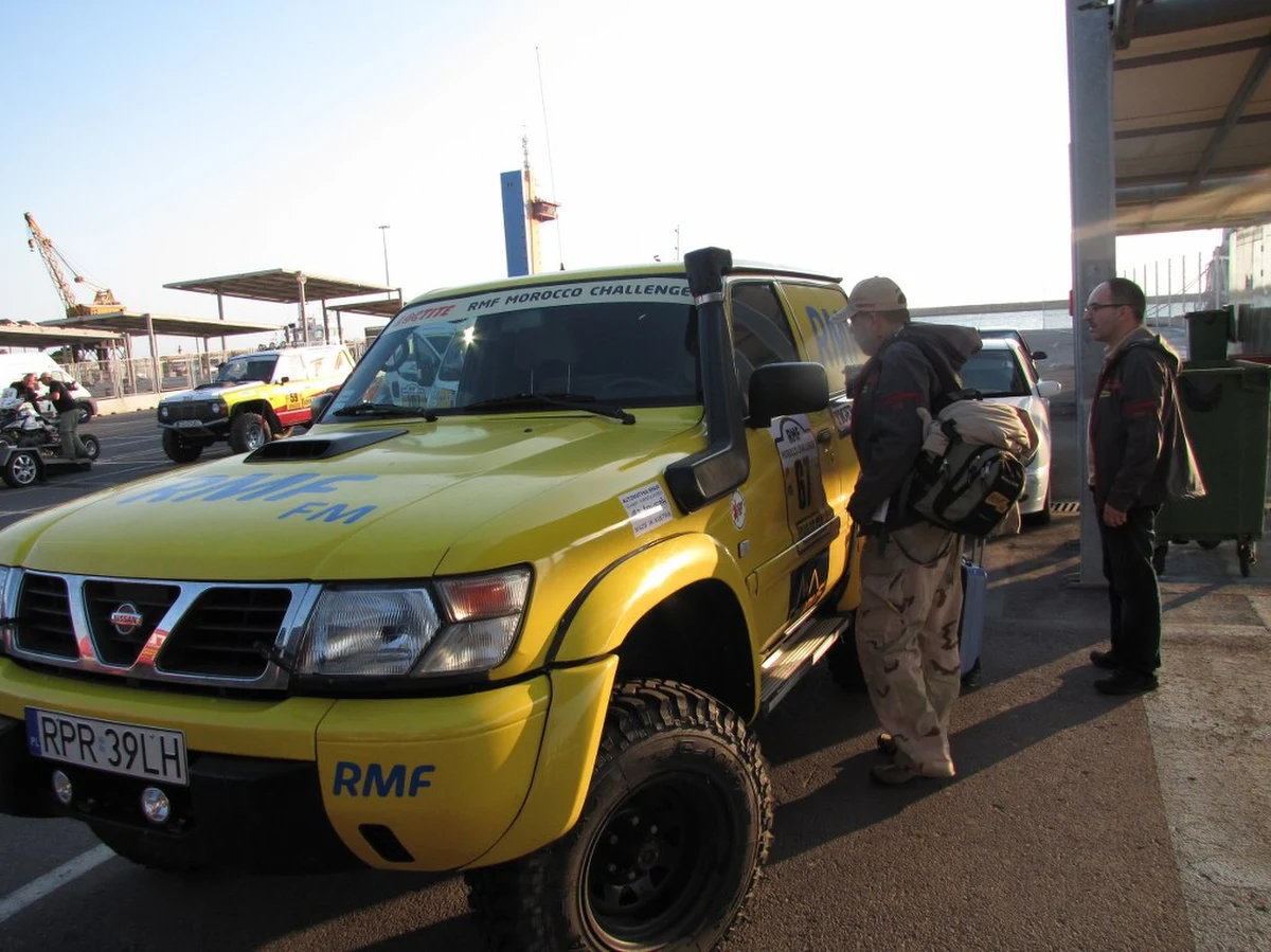 Na dzień przed startem pierwszego etapu rajdu RMF Morocco Challenge, większość zawodników i cały sprzęt biorący udział w rajdzie czekają sprawdzone i przygotowane do "zaokrętowania". W porcie w hiszpańskiej Almerii załogi oczekują przed wypłynięciem w stronę Afryki.
