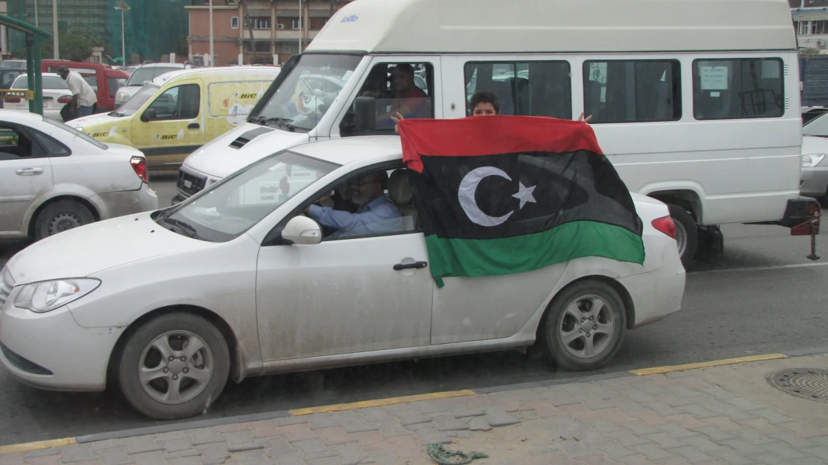 Szef polskiej dyplomacji Radosław Sikorski z wizytą w Libii. To pierwsza oficjalna podróż zagranicznego polityka do tego kraju po śmierci Muammara Kaddafiego. W delegacji jest kilku przedstawicieli firm, które prowadziły lub zamierzają prowadzić interesy w Libii, m.in. ze spółek paliwowych.