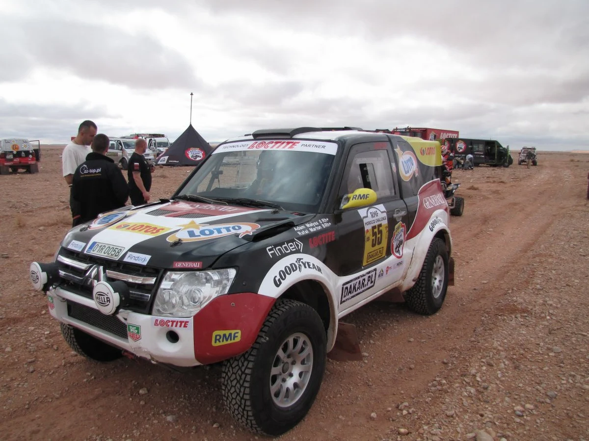 Dzień rozpoczął się optymistycznie. Przestał padać deszcz, więc wszystkie załogi optymistycznie rozpoczęły prawie 300 kilometrowy OS. Dobre humory dopisywały aż do momentu, kiedy kamienista pustynia zamieniła się w piaszczyste wydmy.