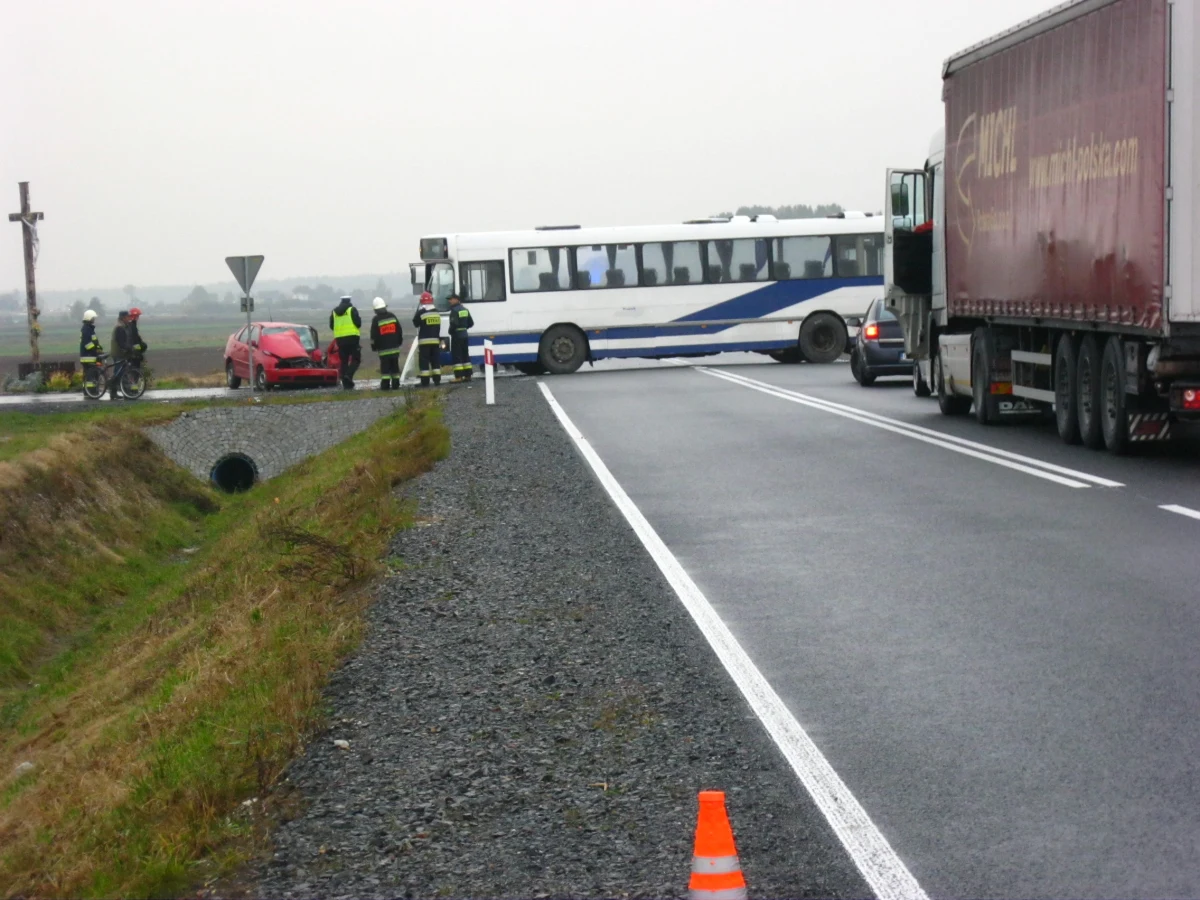Wypadek na drodze wojewódzkiej numer 414 miedzy Prudnikiem a Opolem. W miejscowości Łącznik autobus PKS zderzył się z samochodem osobowym. Dwie osoby zostały ranne. Policja wstępnie ustaliła, że zawinił kierowca autobusu, który nie ustąpił pierwszeństwa przejazdu. Zdjęcia z miejsca wypadku dostaliśmy na Gorącą Linię RMF FM.