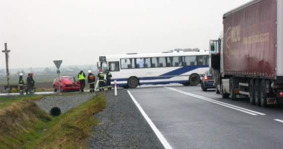 Wypadek na drodze wojewódzkiej numer 414 miedzy Prudnikiem a Opolem. W miejscowości Łącznik autobus PKS zderzył się z samochodem osobowym. Dwie osoby zostały ranne. Policja wstępnie ustaliła, że zawinił kierowca autobusu, który nie ustąpił pierwszeństwa przejazdu. Zdjęcia z miejsca wypadku dostaliśmy na Gorącą Linię RMF FM.