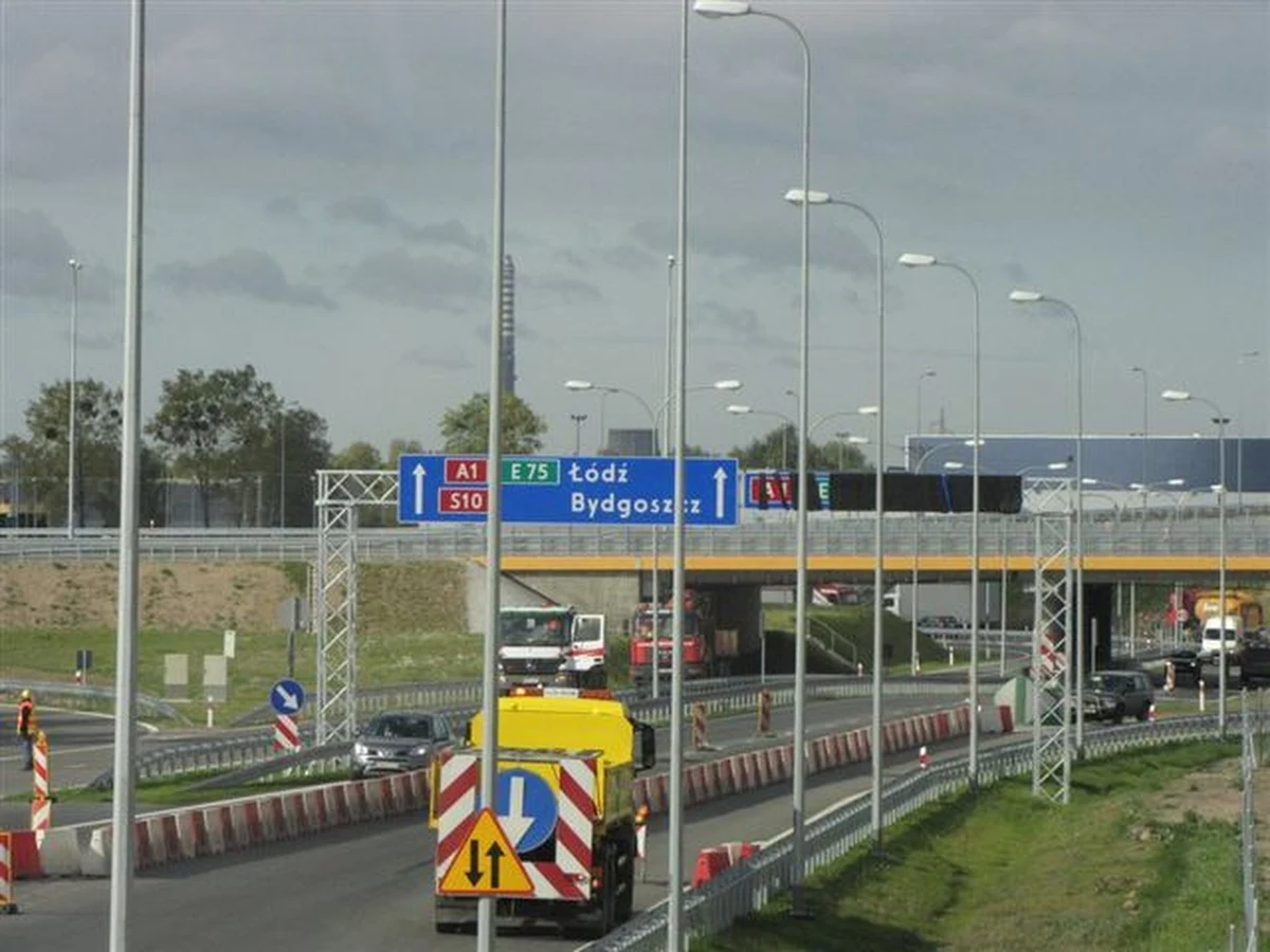 Równo dwa tygodnie po otwarciu autostrady A1 do Torunia, kierowcy z tego miasta doczekają się znaków informujących, jak do niej dojechać. Na razie stoi zaledwie... jeden, tuż przed samą autostradą. W samym mieście dojazd do autostrady to już wielka zagadka.