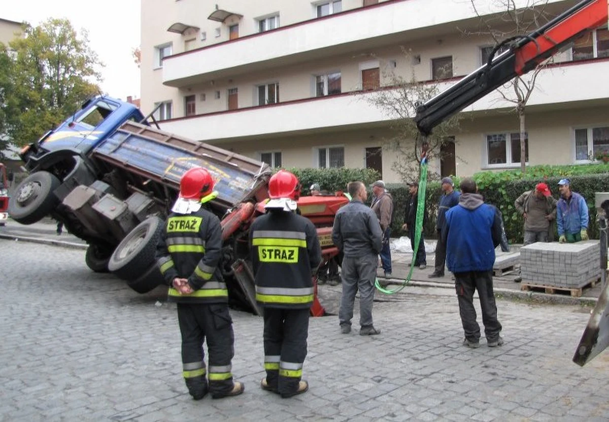 W Szczecinie zapadła się jezdnia pod ciężarówką wiozącą kostkę brukową. Auto częściowo wpadło w dziurę w ulicy Janickiego, a częściowo przewróciło na stojącego obok opla. Nikt nie został ranny, ale ulica jest całkowicie zablokowana. Służby czekają na dźwig. Odblokowywanie przejazdu może zająć nawet kilka godzin.