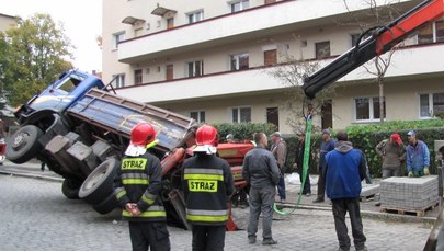 Szczecin: Jezdnia zapadła się pod ciężarówką - zobacz zdjęcia