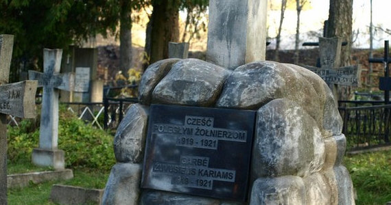 Na cmentarzu w Święcianach na Litwie nadal widać ślady zbezczeszczenia grobów polskich żołnierzy. W ubiegłym tygodniu w nocy z wtorku na środę ktoś oblał je szarą farbą. Choć zostały wyczyszczone, to bez trudu można zobaczyć pozostałości farby.