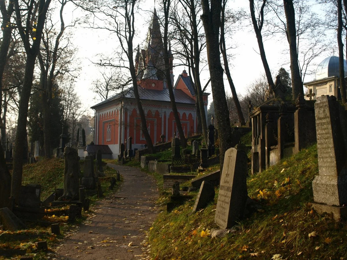 Blisko 3 tysiące zniczy zapalili w dniu Wszystkich Świętych harcerze i młodzież szkolna na najstarszym wileńskim cmentarzu, Rossie. Ten liczący ponad 200 lat cmentarz zwany jest księgą historii Polski.
