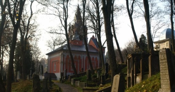 Blisko 3 tysiące zniczy zapalili w dniu Wszystkich Świętych harcerze i młodzież szkolna na najstarszym wileńskim cmentarzu, Rossie. Ten liczący ponad 200 lat cmentarz zwany jest księgą historii Polski.
