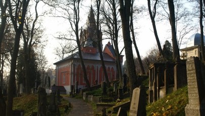 Polacy zapalają znicze na cmentarzu na Rossie w Wilnie