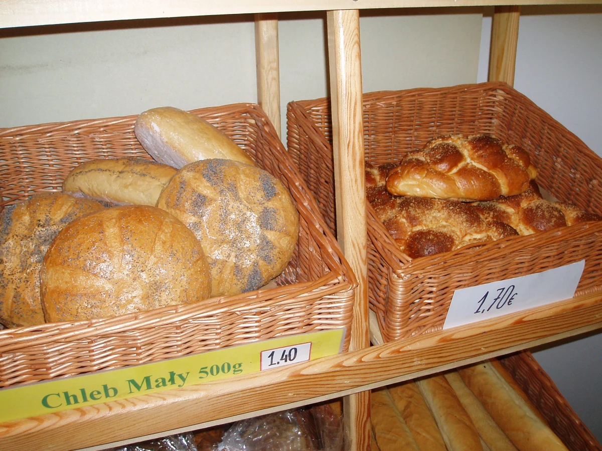 Jedna czwarta pieczywa sprzedawanego w supermarketach we Włoszech pochodzi z zamrożonego ciasta, produkowanego w Rumunii. Ciasto takie ma dwa lata ważności - alarmuje "La Repubblica". Taki chleb jest tańszy od świeżego, krajowego o 60 procent.
