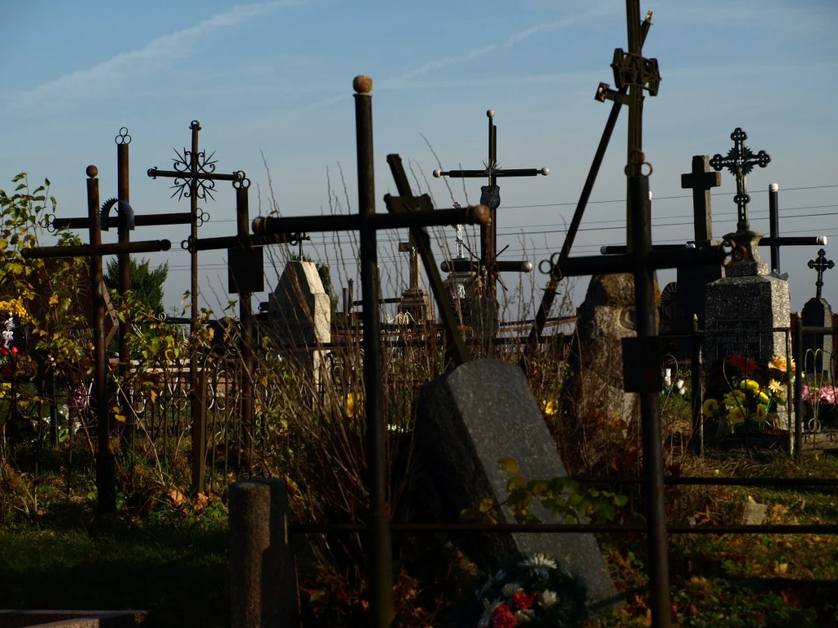 Dbamy o te groby, choć nie wiemy nawet, kto był w nich pochowany. Tak mówią Polacy mieszkający w Powiewiórce niedaleko Wilna. W tej miejscowości znajduje się kościół z 1775 roku, w którym ochrzczony został Józef Piłsudski. Na tutejszym cmentarzu leżą głównie Polacy, jest dużo nowych grobów, ale sporo także tych starszych. Mieszkańcy stawiają na nich znicze, ale przyznają - nie wiemy dokładnie, kto tu leży.