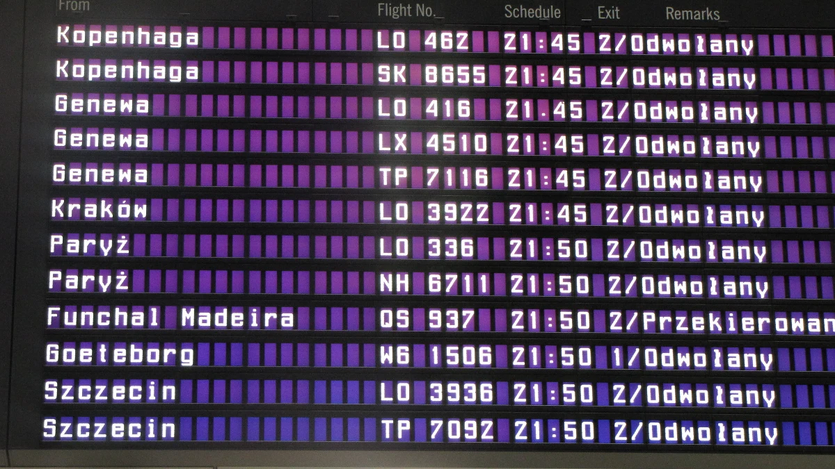 Bez względu na to, jak szybko Okęcie zostanie odblokowane, pod wielkim znakiem zapytania dzień zaczynają ci, którzy mieli na dziś wykupione bilety. Pasażerowie mają niestety problem z uzyskaniem jakichkolwiek informacji, a przewoźnicy nie przebukowują biletów automatycznie.