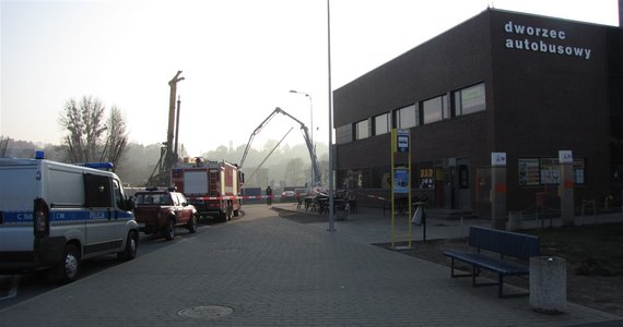Dworzec autobusowy przy ulicy Jagiellońskiej w Bydgoszczy został ewakuowany po tym, jak podczas prac budowlanych uszkodzony został rurociąg. Na dworcu ulatniał się gaz. Zagrożenie było na tyle poważne, że dworzec został zamknięty.
