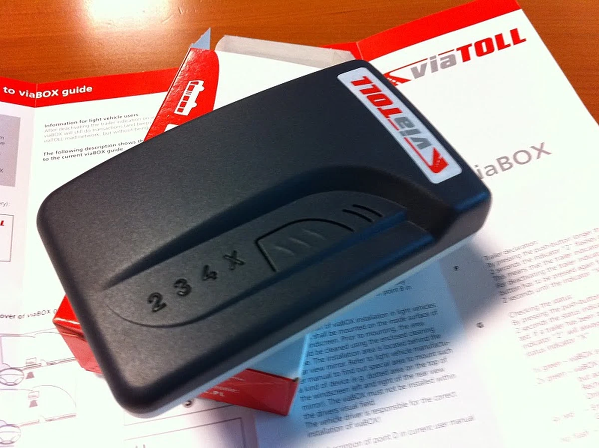 Firma Kapsch odpowiedziała na nasze pytania dotyczące nieprawidłowości w funkcjonowaniu systemu Viatoll na które od kilku miesięcy skarżą się kierowcy ciężarówek. Jak informowaliśmy pod koniec listopada zostaną naliczone pierwsze kary dla Kapscha. Generalna Dyrekcja Dróg wylicza właśnie tak zwane punkty karne za poszczególne uchybienia, ich łączna wartość pomniejszy miesięczne wynagrodzenie wykonawcy.