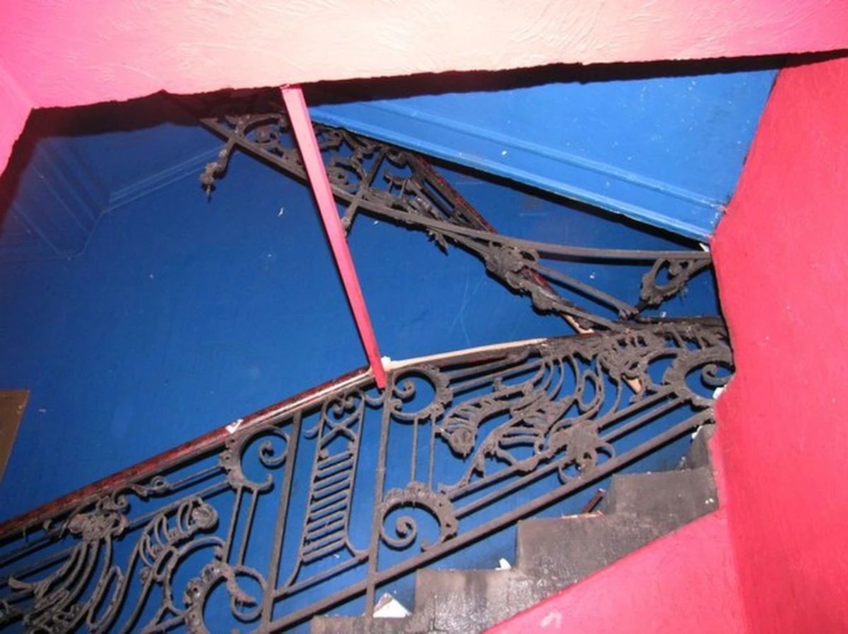 W kilkunastu miejscach przewiercono kamień, z którego zrobione były schody w dyskotece w centrum Krakowa. Dlatego cała konstrukcja runęła. To bezpośrednia przyczyna wypadku - dowiedzieli się reporterzy RMF FM. Kamienicę zamknięto.