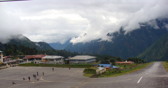Niewielka nepalska wioska Lukla, gdzie znajduje się lotnisko, na którym lądują samoloty z turystami wybierającymi się w rejon Everestu, przeżyła w ostatnim tygodniu prawdziwe oblężenie. Z powodu mgły w miejscowości utknęły tysiące osób. Dziś rano lotnisko wznowiło pracę.