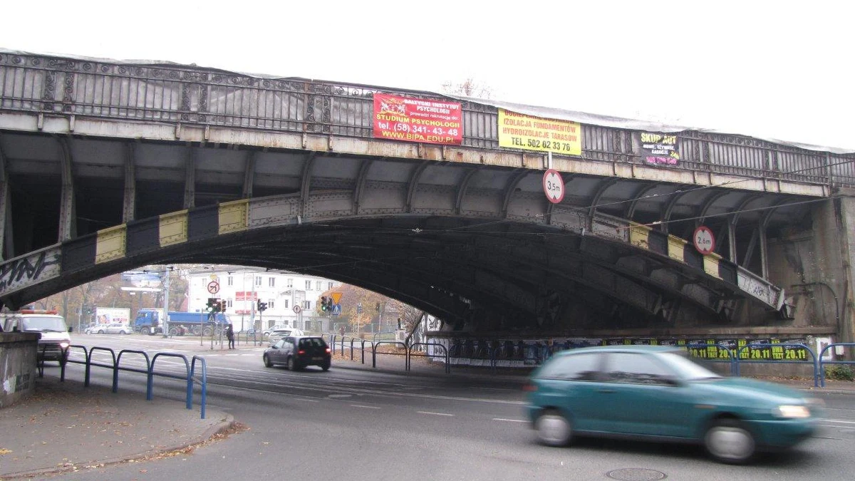 Ponad 12 tysięcy złotych żądać będzie gdański Zarząd Dróg i Zieleni za ostatnią naprawę uszkodzonej trakcji tramwajowej pod wiaduktem w ciągu Alei Hallera. Od września kierowcy ciężarówek już 6 razy zrywali tam sieć, blokowali przejazd i powodowali gigantyczne korki.