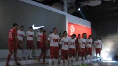 Nowe stroje piłkarskiej reprezentacji Polski - zobacz prezentację