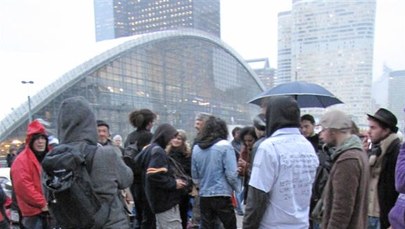 "Oburzeni" protestują w paryskiej dzielnicy biznesu