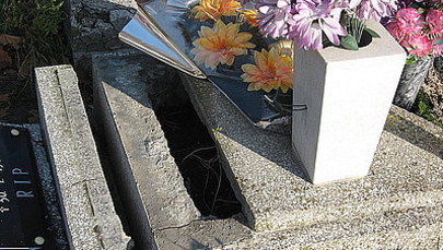 Wandale zniszczyli groby na cmentarzu w Zabrzu