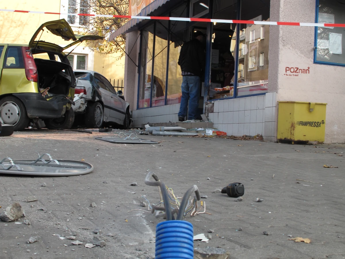 Dwie osoby zginęły w wypadku, do którego doszło w poznańskiej dzielnicy Sołacz, na ulicy nad Wierzbakiem. BMW wjechało na chodnik przy przejściu dla pieszych. Z relacji świadków wynika, że auto jechało z dużą prędkością i kierowca stracił panowanie nad pojazdem.