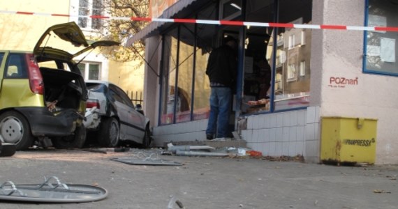 Dwie osoby zginęły w wypadku, do którego doszło w poznańskiej dzielnicy Sołacz, na ulicy nad Wierzbakiem. BMW wjechało na chodnik przy przejściu dla pieszych. Z relacji świadków wynika, że auto jechało z dużą prędkością i kierowca stracił panowanie nad pojazdem.