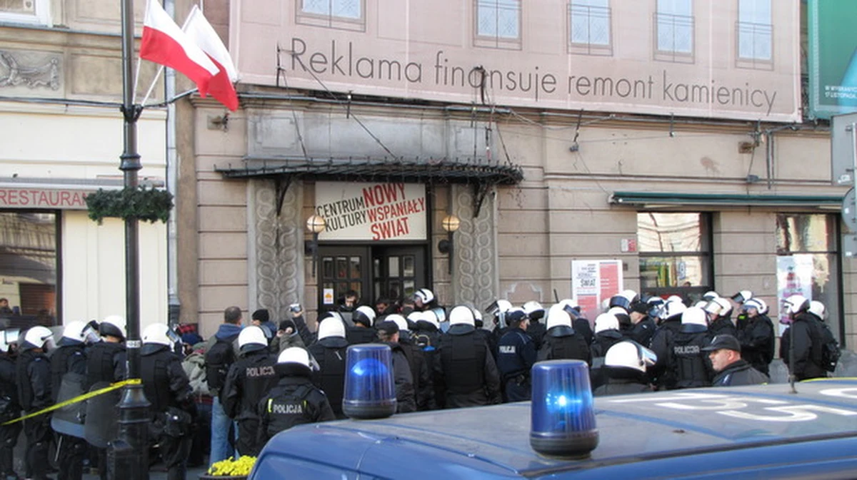 Grupa około 100 osób, wśród nich członkowie organizacji lewicowych, która zaatakowała policjantów na rogu ul. Nowy Świat i ul. Świętokrzyskiej w Warszawie, została przewieziona na komisariaty. Tam zostaną przesłuchani. "Sytuacja została już opanowana" - powiedział rzecznik komendanta stołecznego policji mł. insp. Maciej Karczyński.