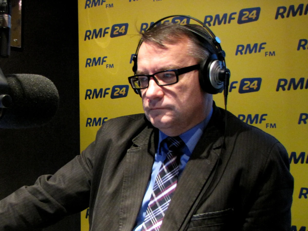 "Sprawa wydarzeń z 11 listopada zostanie przeanalizowana na pierwszym posiedzeniu sejmowej Komisji Administracji i Spraw Wewnętrznych" -  zapowiada w Kontrwywiadzie RMF FM Marek Biernacki.  "Najbardziej interesuje mnie moment, kiedy grupa, która wzniecała zamieszki na Placu Konstytucji, przenosi się na Plac na Rozdrożu. Wydaje się że grupę awanturników należało wcześniej zneutralizować" - dodaje.
