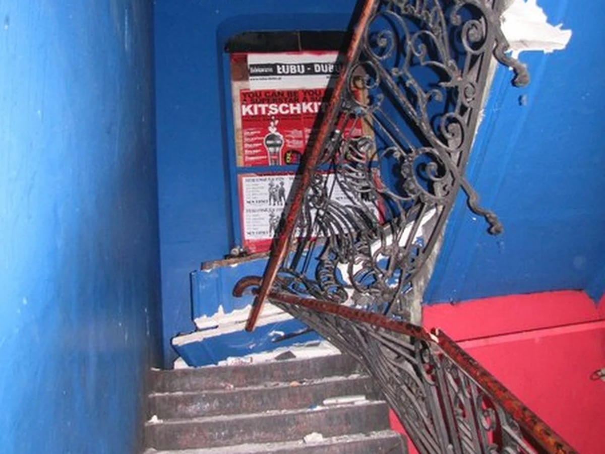 Osiem dni po katastrofie budowlanej przy ulicy Wielopole w Krakowie, właściciel kamienicy wciąż nie został przesłuchany. Z naszych informacji wynika, że mieszka za granicą, a jego interesy reprezentuje w Polsce kancelaria prawna. W nocy z 5 na 6 listopada w budynku mieszczącym kilka klubów muzycznych zawaliły się schody. Rannych zostało 30 osób.