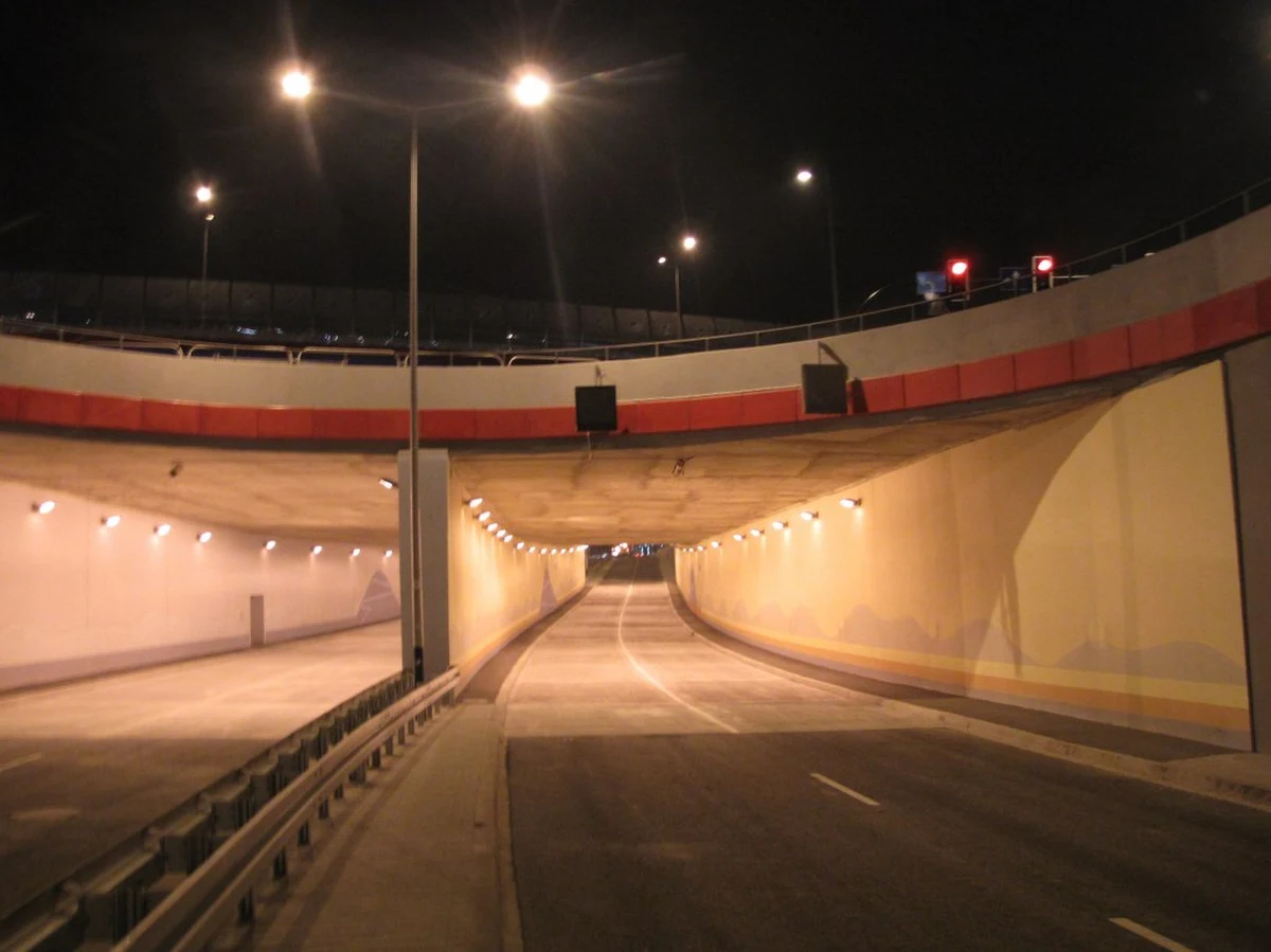 Kierowcy z Krakowa mogą już korzystać z tunelu pod Rondem Ofiar Katynia, największej drogowej inwestycji w mieście. Do użytku został oddany cały trzypoziomowy węzeł. Pierwotnie planowano otwarcie na grudzień ubiegłego roku.