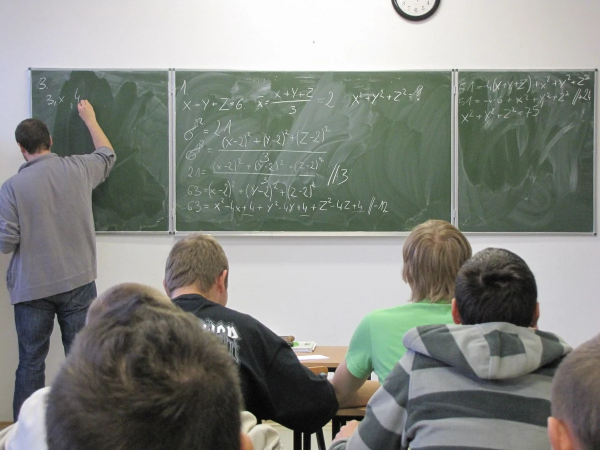 Matematyka z rana, bo lepiej wchodzi do głowy. Taki eksperyment przeprowadził Zespół Szkół nr 1 imienia Grabskiego w Lublinie. Nauczyciele długo zastanawiali się, co zrobić, żeby królowa nauk była lepiej zrozumiała i wymyślili takie właśnie rozwiązanie.