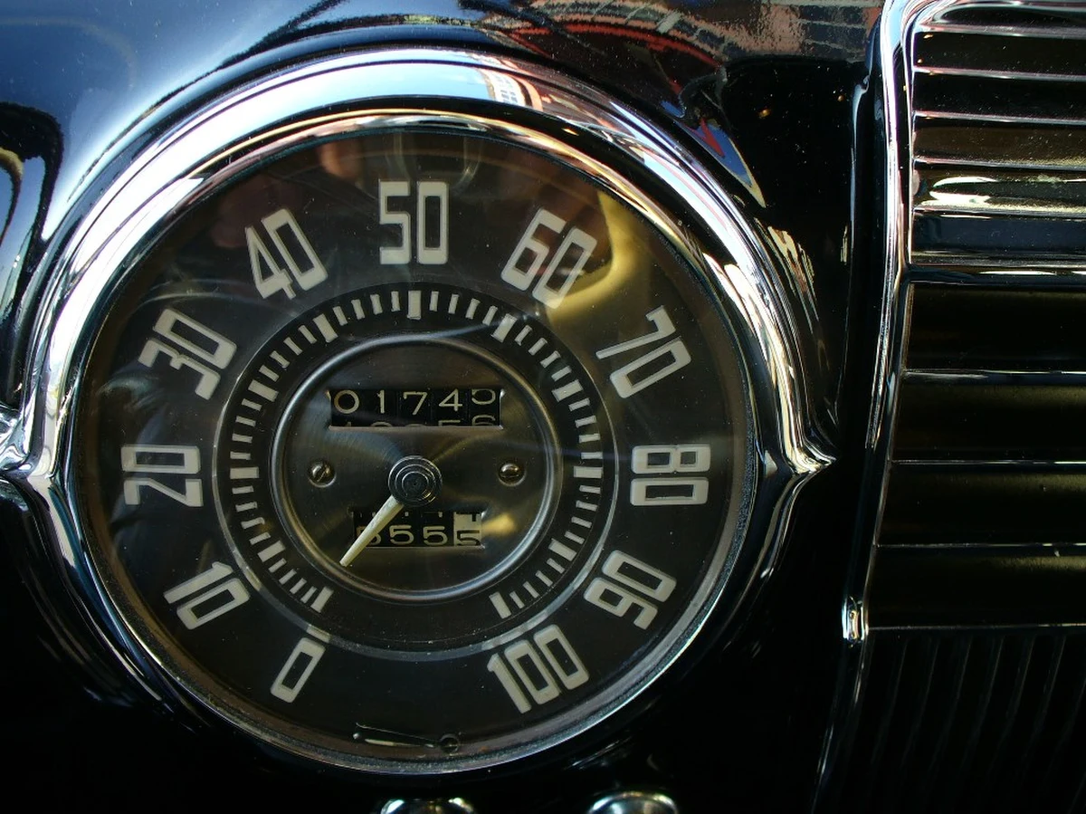 Celnicy z terminalu promowego w Świnoujściu zarekwirowali zabytkowy 70-letni cadillac, którego nie zgłoszono do odprawy. 31-letni mieszkaniec woj. kujawsko-pomorskiego sprowadził auto z Norwegii do - jak twierdził - wożenia nowożeńców. 
