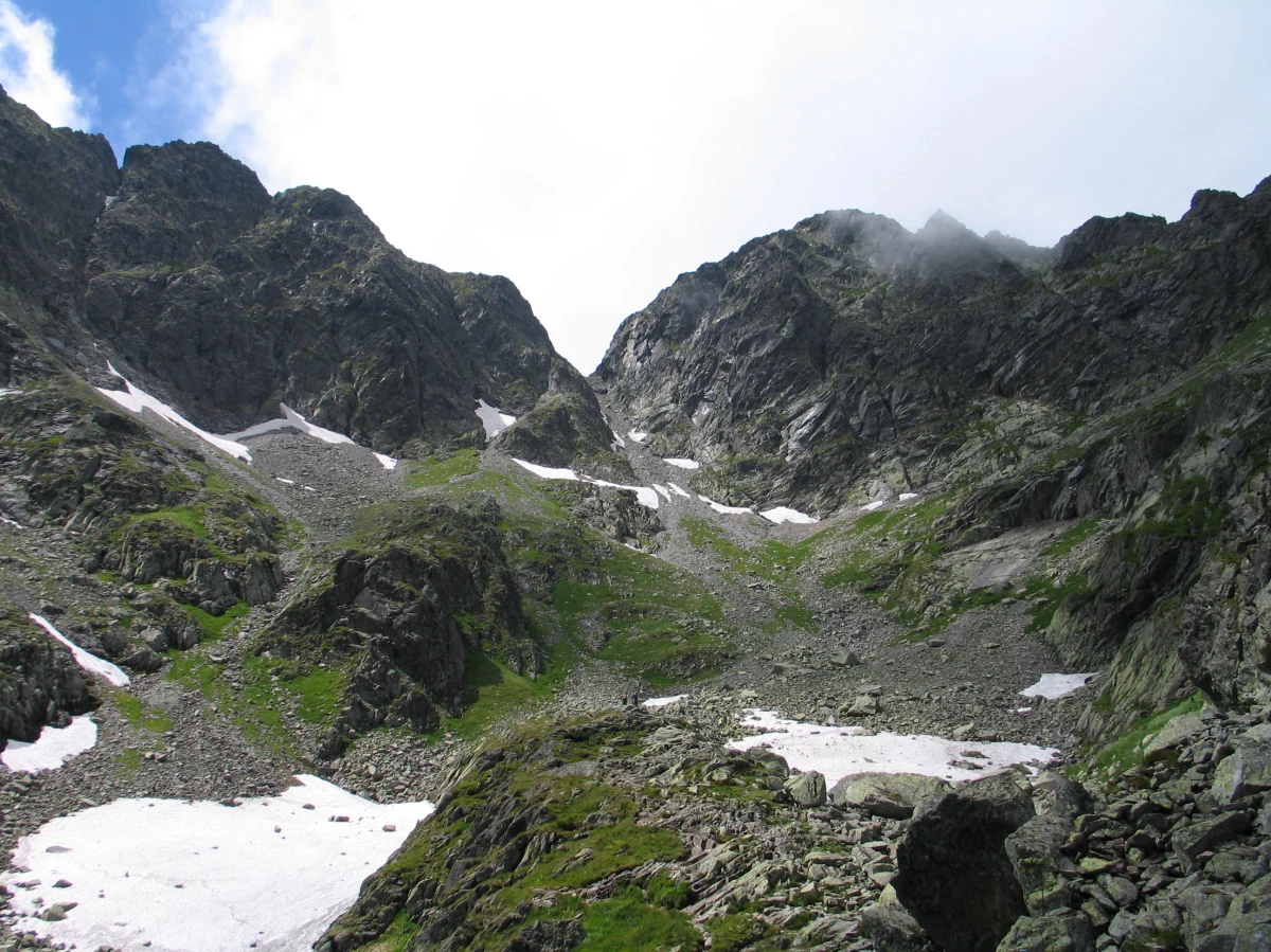 Na południu Polski sytuacja staje się coraz trudniejsza - istnieje obawa, że grozi nam susza. Studnie w wielu miejscowościach na Podhalu i Sądecczyźnie wyschły. Wodę dla mieszkańców trzeba dowozić beczkowozami.