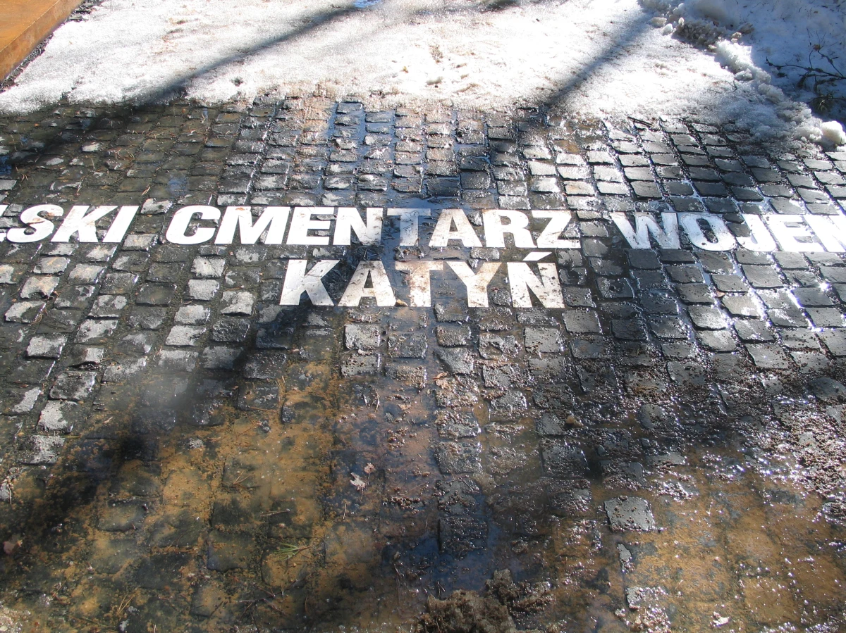 Prawnicy na polecenie władz państwowych pracowali nad propozycjami zmian w prawie Rosji, które otworzyłyby drogę do rehabilitacji ofiar mordu NKWD na polskich oficerach wiosną 1940 roku - poinformowało radio Echo Moskwy.