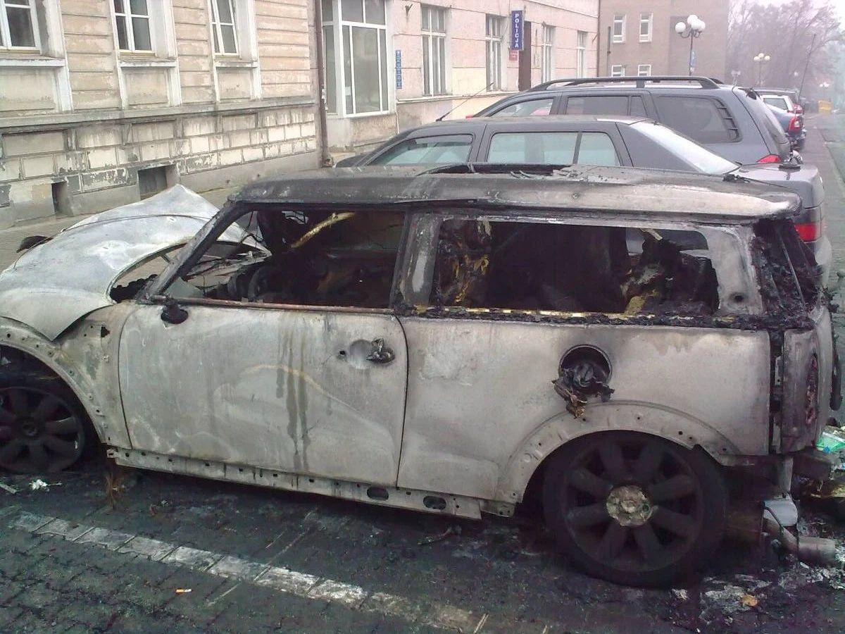 Policja wszczęła dochodzenie w sprawie samochodu, który spłonął we wtorek nad ranem przed komisariatem w centrum Olsztyna. Funkcjonariusze będą sprawdzać m.in. czy auto zostało podpalone oraz czy właścicielka miała wrogów, którzy mogliby to zrobić.