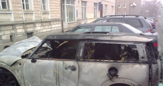 Policja wszczęła dochodzenie w sprawie samochodu, który spłonął we wtorek nad ranem przed komisariatem w centrum Olsztyna. Funkcjonariusze będą sprawdzać m.in. czy auto zostało podpalone oraz czy właścicielka miała wrogów, którzy mogliby to zrobić.