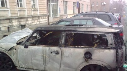 Olsztyn: Przed komisariatem spłonął drogi samochód