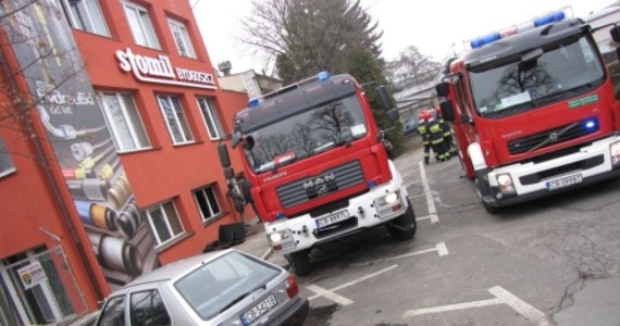 Pożar biurowca fabryki wyrobów gumowych Stomil w Bydgoszczy został opanowany. Ogień pojawił się w piwnicy. Z powodu silnego zadymienia kilkunastu pracowników uciekło na dach. Strażacy ściągali ich na ziemię po drabinie.  Informację o pożarze dostaliśmy na Gorącą Linię RMF FM.